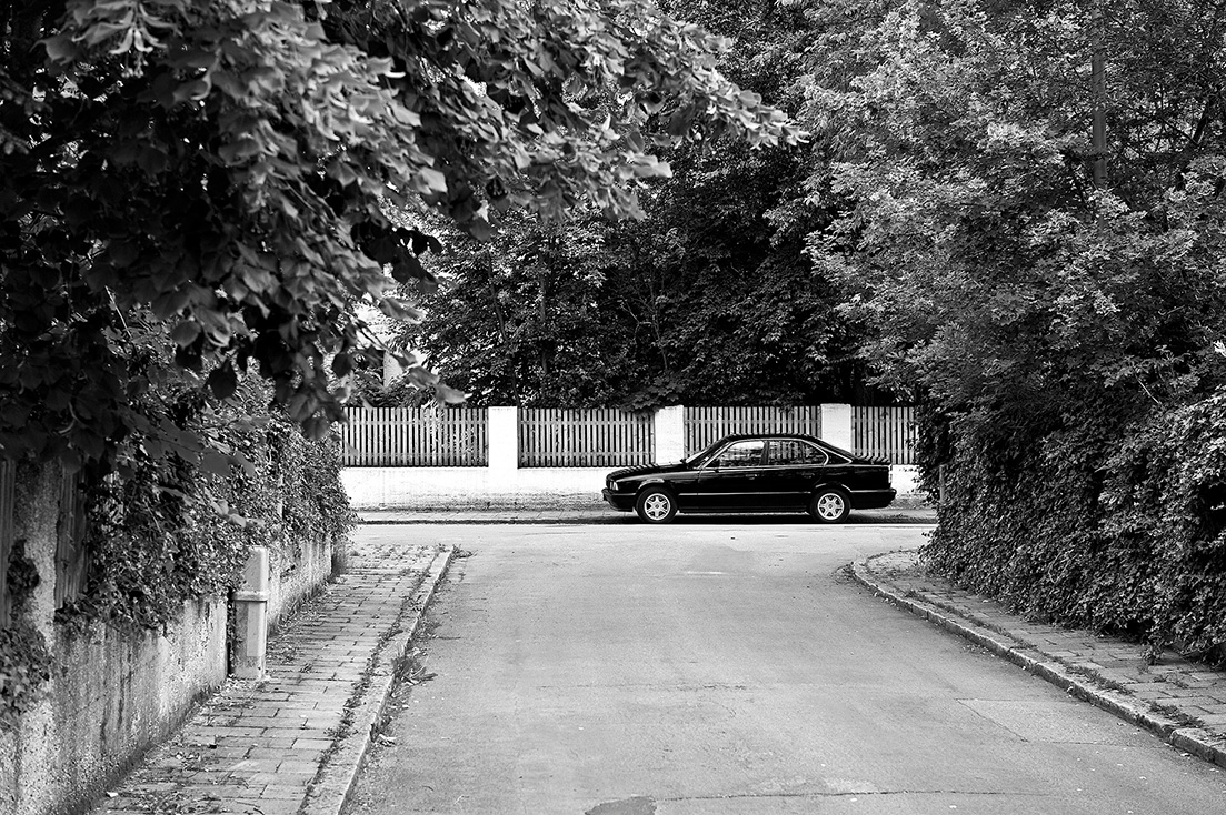 geparktes Auto in einem Wohngebiet in München, Sendling-Westpark