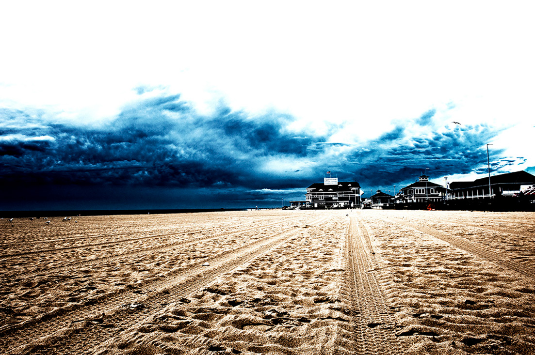 Hampton Beach; New Hampshire; USA, frisch planierter und gesäuberter Strand, düste Wolken, Himmel, unheimlich