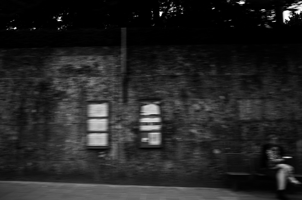 Schwarzweißfoto, verschwommen, Mauer, Wand, Mensch, dunkel, Foto : Azucena Viloria